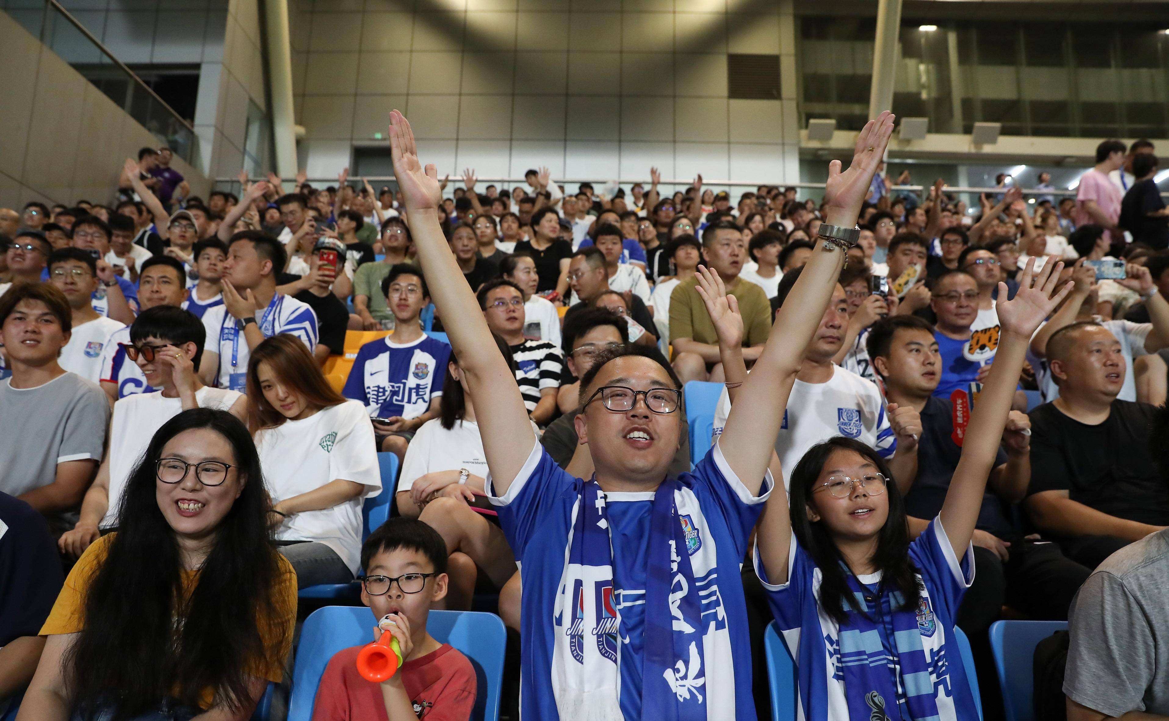 比赛现场精彩纷呈,球迷情绪高涨 比赛现场精彩纷呈,球迷情绪高涨