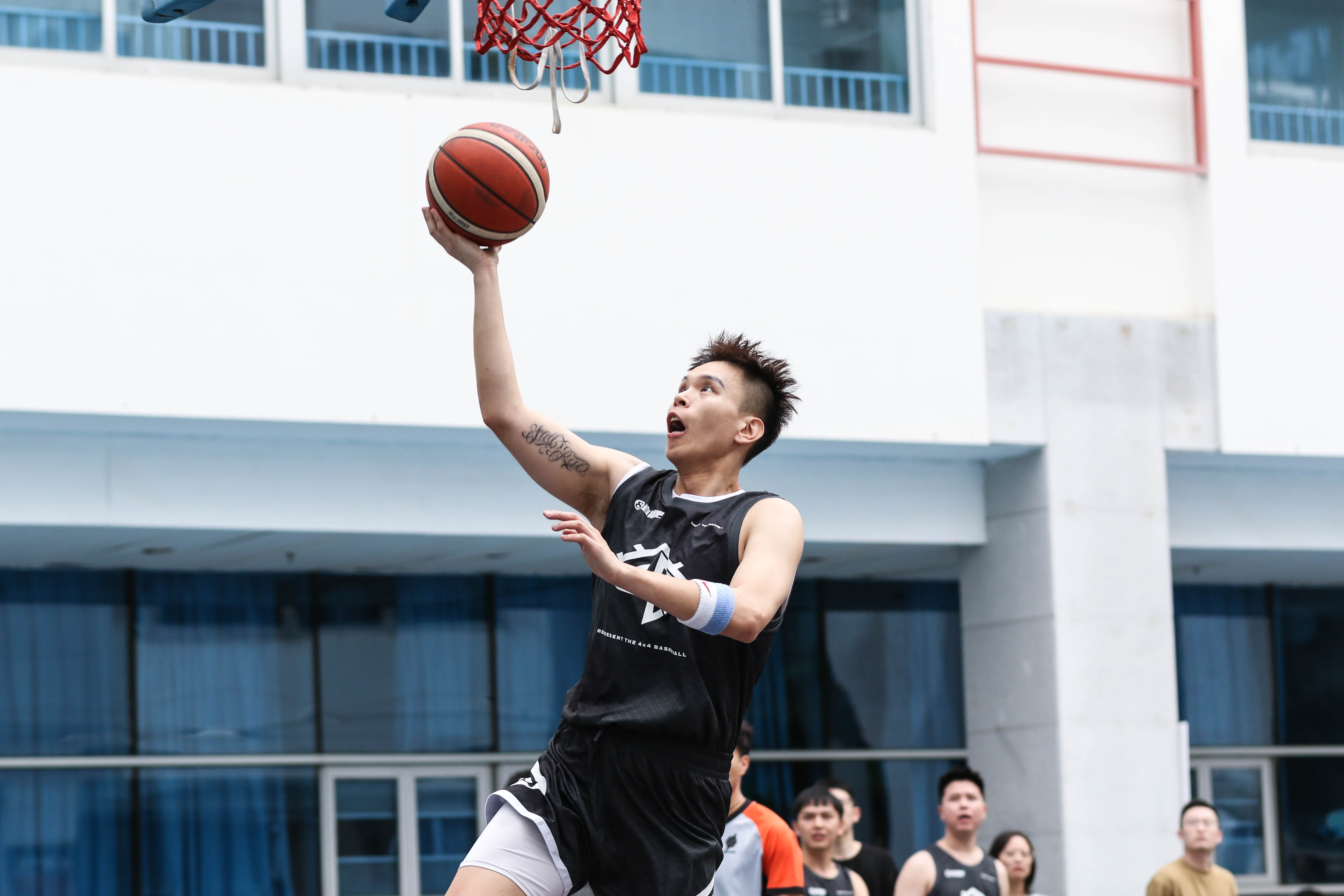 队员们斗志昂扬,拼尽全力,篮球比赛精彩绝伦 队员们斗志昂扬,拼尽全力,篮球比赛精彩绝伦