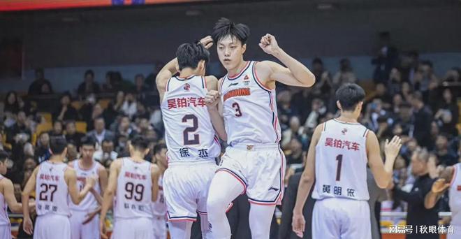 广东宏远队大胜取得三连胜,夺得榜首位置 广东宏远队大胜取得三连胜,夺得榜首位置